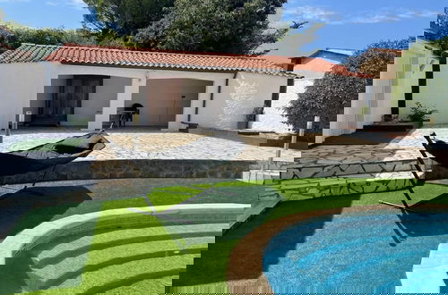 Foto 12 - Modern Holiday Home With Pool