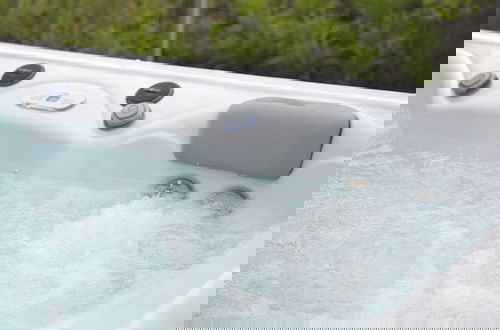Photo 17 - Beautiful Villa With Jacuzzi on the Tjeukemeer