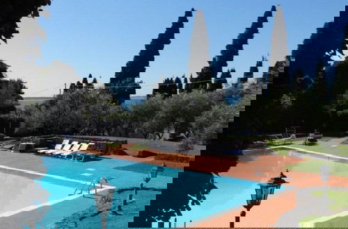 Foto 10 - Exclusive Villa Dipped in a Wide Private Park, big Pool, on the Garda Lake