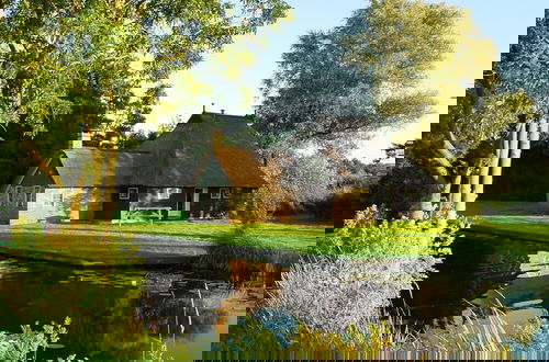 Foto 13 - Stylish Thatched Villa With a Dishwasher at Giethoorn