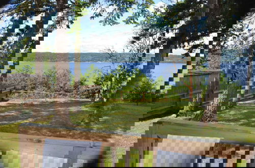Photo 9 - Harbor View Haven by Avantstay Private Backyard