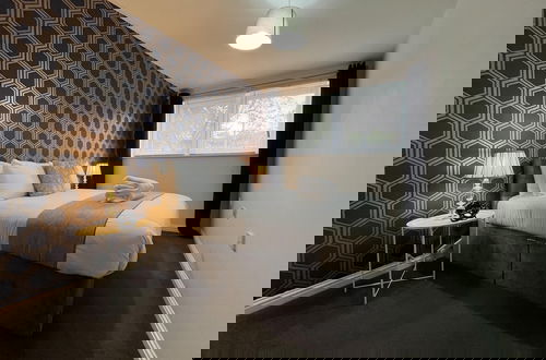 Photo 2 - Modern Spacious Apartment in Private Grounds