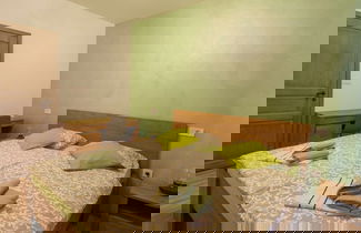 Foto 3 - Modern Villa With Swimming Pool and Garden