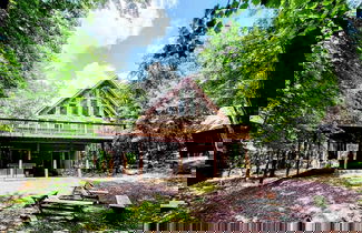 Photo 3 - Woodland Oasis by Avantstay Hot Tub, Firepit, Walk to Lake