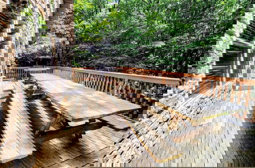 Photo 46 - Woodland Oasis by Avantstay Hot Tub, Firepit, Walk to Lake