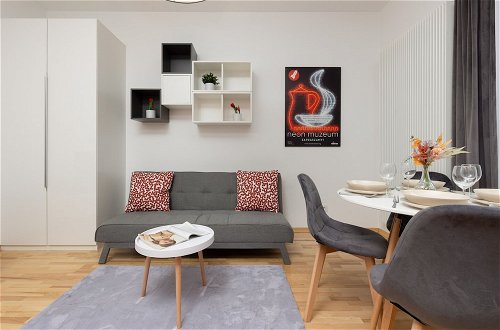 Photo 14 - Apartment With Bathub by Renters
