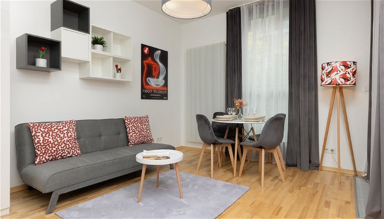 Foto 1 - Apartment With Bathub by Renters