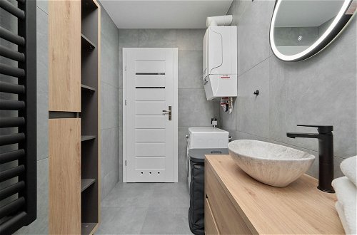 Photo 30 - Modern Kotsisa Apartment by Renters