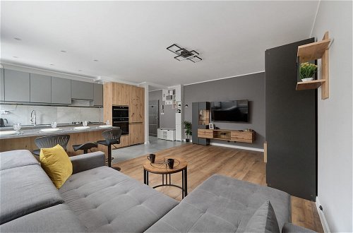 Photo 25 - Modern Kotsisa Apartment by Renters