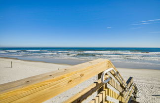 Foto 3 - Beachfront Daytona Condo w/ Pool & Hot Tub Access