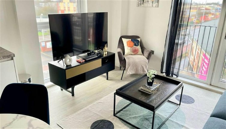 Photo 1 - Stunning 1-bed Short Let Apartment in Salford