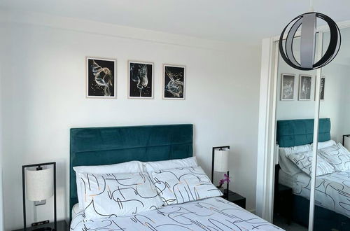 Photo 5 - Stunning 1-bed Short Let Apartment in Salford