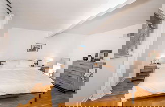 Photo 2 - Top Notch City Escape w King Bed