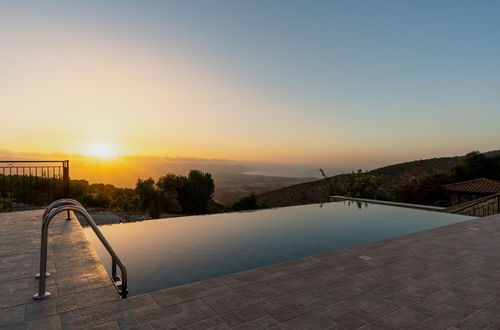 Photo 1 - Sanders View - Cozy 3-bdr. Villa w/ Infinity Pool