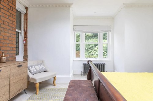 Photo 8 - Stunning 4-bed Property in London-parking & Garden