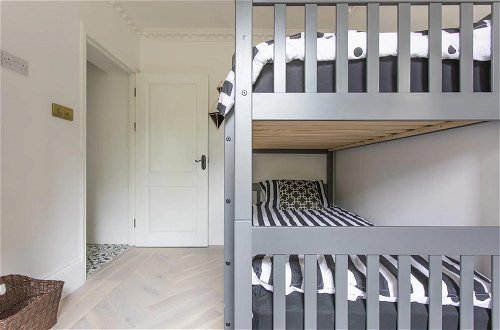 Foto 13 - Stunning 4-bed Property in London-parking & Garden