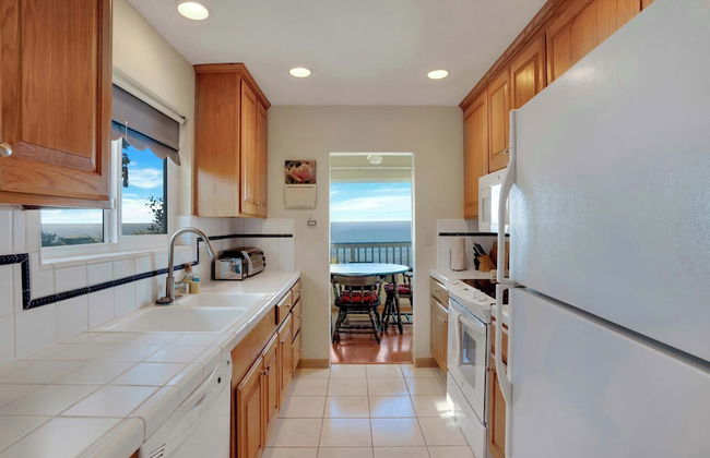 Stunning Coastal Cottage w/ Views of Monterey Bay! - Photo 8