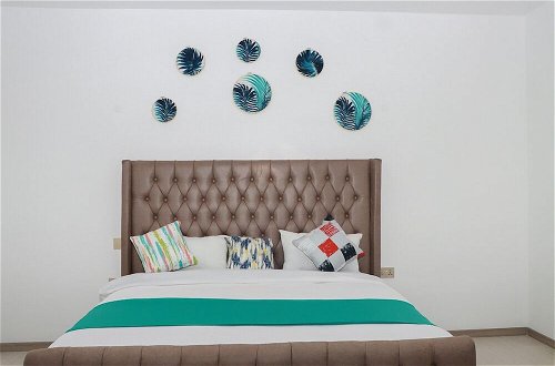 Photo 5 - Lux Suites Royal Oak Residency