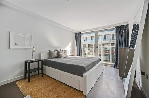 Photo 1 - Sleek 2BD Flat W/terrace - 2 Mins From Farringdon