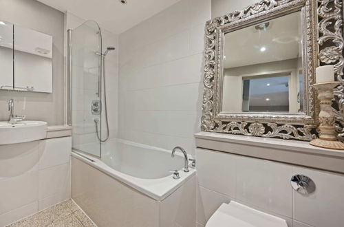 Photo 8 - Sleek 2BD Flat W/terrace - 2 Mins From Farringdon