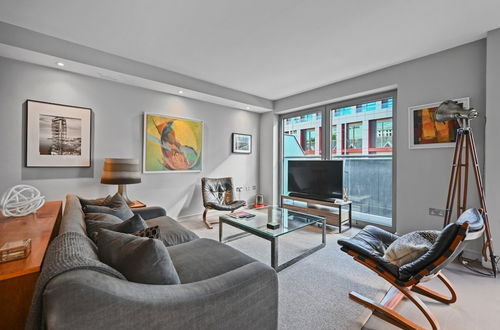 Photo 6 - Sleek 2BD Flat W/terrace - 2 Mins From Farringdon