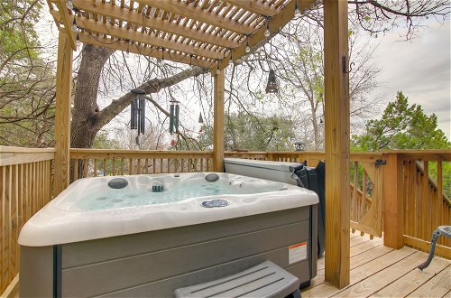Foto 18 - Pet-friendly Austin Home w/ Deck & Private Hot Tub