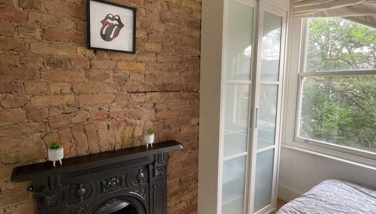 Photo 1 - Stylish 1BD Flat With Private Terrace - Kilburn