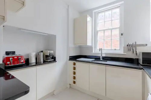 Photo 13 - Bright & Central - 3BD Flat - Marylebone