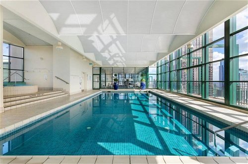 Photo 12 - Spacious 3-bed Unit in Melbourne CBD w/ Pool & Gym