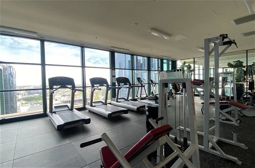 Photo 14 - Spacious 3-bed Unit in Melbourne CBD w/ Pool & Gym