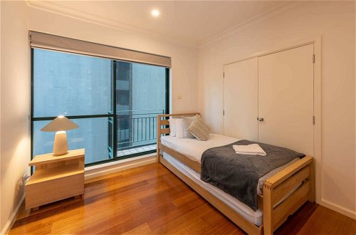Photo 1 - Spacious 3-bed Unit in Melbourne CBD w/ Pool & Gym