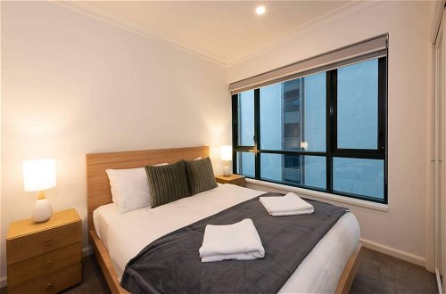 Photo 2 - Spacious 3-bed Unit in Melbourne CBD w/ Pool & Gym