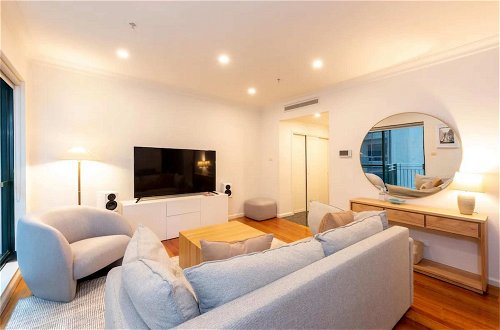 Photo 6 - Spacious 3-bed Unit in Melbourne CBD w/ Pool & Gym
