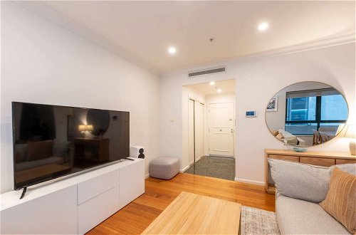 Photo 16 - Spacious 3-bed Unit in Melbourne CBD w/ Pool & Gym