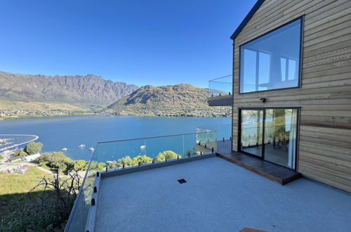 Photo 20 - Stunning Lakeview QT Holiday House