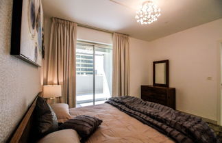 Photo 3 - Yogi - Marina Marvel Luxurious 1BR Apt at Al Shera Tower