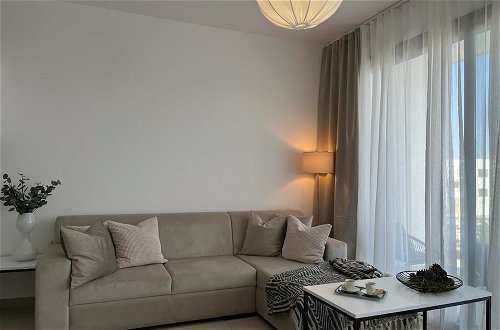 Foto 10 - Fresh and Stylish Apartment With Calming Garden View