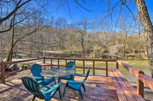 Foto 1 - Riverfront Helen Cabin w/ Hot Tub & Deck