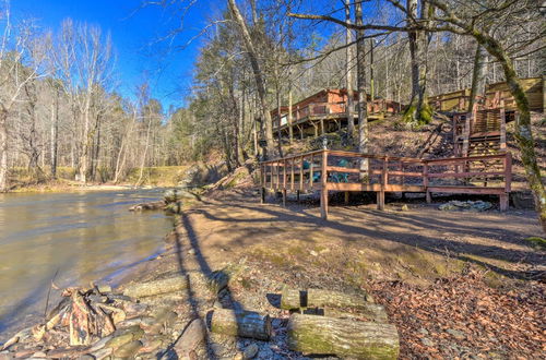 Foto 17 - Riverfront Helen Cabin w/ Hot Tub & Deck