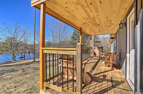 Foto 16 - Serene Lakefront Cabin With Deck & Fire Pit