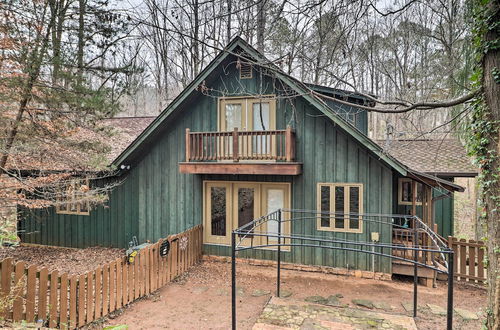 Foto 1 - Cozy Conyers Cabin w/ Fireplace & Pool Table