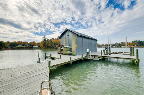 Foto 32 - Waterfront Topping Vacation Home w/ Boat Dock