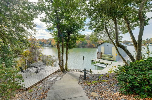 Photo 17 - Waterfront Topping Vacation Home w/ Boat Dock