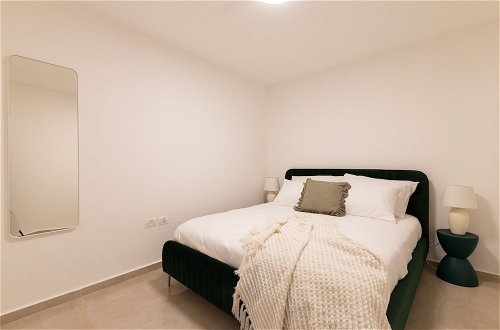 Photo 8 - Huge & Lovely Unit 2BR 2BT By the beach