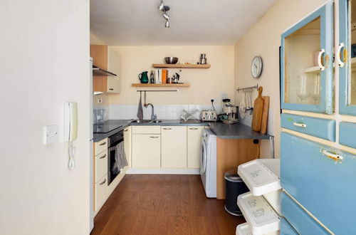 Photo 3 - Beautiful & Vibrant 2BD Home w/ Balcony - Hackney