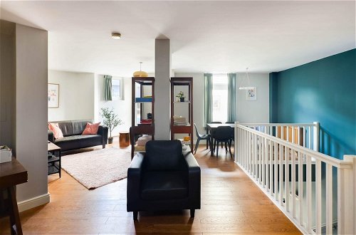 Photo 6 - Beautiful & Vibrant 2BD Home w/ Balcony - Hackney