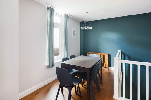 Photo 8 - Beautiful & Vibrant 2BD Home w/ Balcony - Hackney