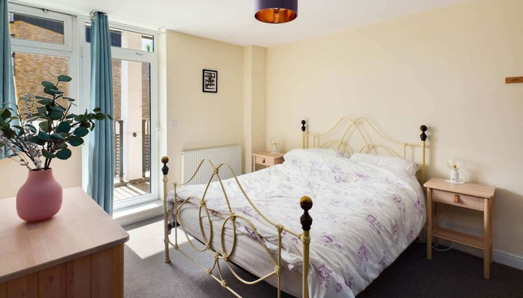 Photo 1 - Beautiful & Vibrant 2BD Home w/ Balcony - Hackney