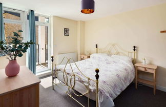 Photo 1 - Beautiful & Vibrant 2BD Home w/ Balcony - Hackney