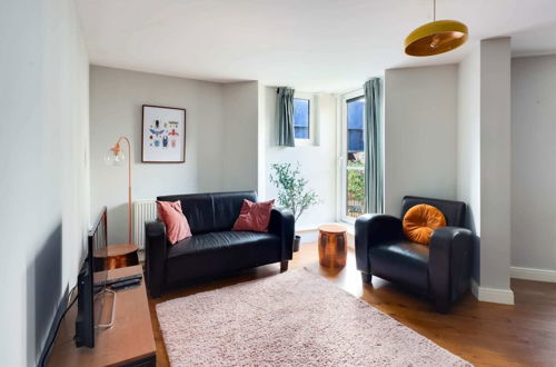 Photo 5 - Beautiful & Vibrant 2BD Home w/ Balcony - Hackney